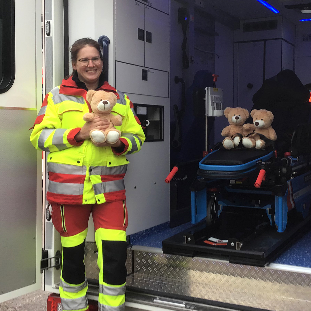 Sanitäterin mit Teddy
